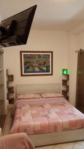 - une chambre avec un lit et une télévision à écran plat dans l'établissement appartamento Aurora, à Giulianova