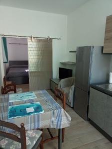 - une cuisine avec une table et des chaises dans la chambre dans l'établissement appartamento Aurora, à Giulianova
