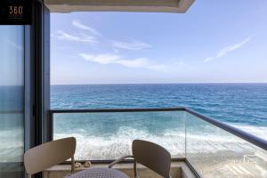 スリーマにあるTower Road Sliema, 4BR APT with sensational views by 360 Estatesの海の景色を望む客室です。
