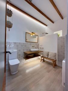uma casa de banho com um lavatório, um WC e um espelho. em CASA REME em Navarrés