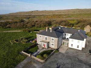 - une vue aérienne sur une grande maison blanche dans l'établissement Kilmurvey House, à Kilronan