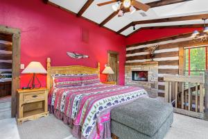 1 dormitorio con cama de madera y pared roja en Little Bear, en Gatlinburg 21 fotos más