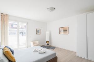 a white bedroom with a bed and a window at Padova Albignasego Apartment con terrazzo x7! in Albignasego