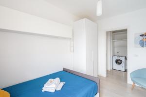 1 dormitorio con 1 cama azul y 1 silla azul en Padova Albignasego Apartment con terrazzo x7!, en Albignasego