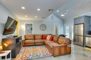 uma sala de estar com um sofá de couro castanho e uma televisão em Cozy Mount Vernon Cabin Rental Near Fishing Lakes! em Mount Vernon