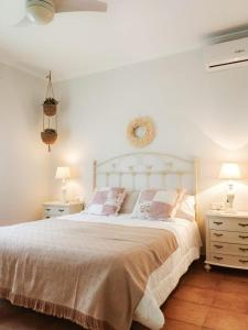 um quarto com uma cama grande e duas mesas de cabeceira em CASA REME em Navarrés