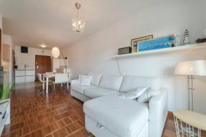 een woonkamer met een witte bank en een tafel bij Duży Apartament w Helskiej Villi in Hel