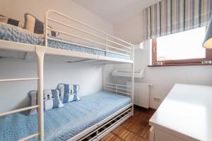 a bedroom with two bunk beds with a blue mattress at Duży Apartament w Helskiej Villi in Hel
