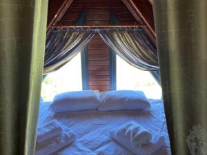 A bed or beds in a room at Harmanlı Bungalov