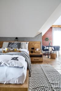 1 dormitorio con 1 cama grande y 1 mesa en Wolfpack Guest House en Białka Tatrzanska