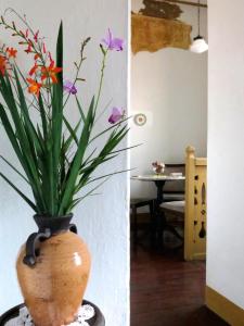 un jarrón con flores en él sentado en una mesa en Casa de João, en Ouro Preto