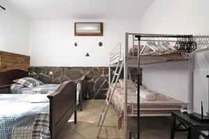 Łóżko lub łóżka w pokoju w obiekcie La Casita de Vals