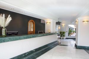 um lobby de um hotel com um balcão de recepção em Ramada by Wyndham , Athens Club Attica Riviera em Mati