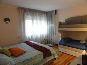 1 dormitorio con 2 literas y ventana en HOUSE DOLCEVITA 30 min per Venezia en Padova