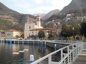 a bridge over a body of water next to a city at Appartamento Al Ponte in Marone