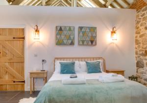 1 dormitorio con 1 cama con toallas en Bedwen en Llanfihangel-geneuʼr-glyn
