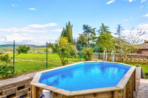 una piscina en un patio con una valla en Villa Il Poggino - Modern House en Foiano della Chiana