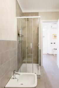 a bathroom with a shower and a sink at B&B Benvenuti al Nord in Borgomanero