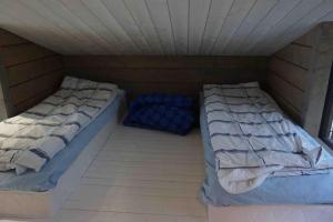 two beds in a small room with at Luxury guesthouse, beachfront sauna in Jyväskylä