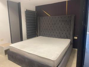 1 cama con cabecero en una habitación en One bedroom marina city portghalib, en Port Ghalib