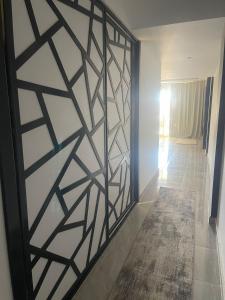 ein Wandbild mit einem geometrischen Design darauf in der Unterkunft One bedroom marina city portghalib in Port Ghalib