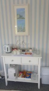 una mesa blanca con comida encima en HOME from HOME GUEST HOUSE, en Rochford