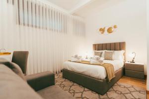 ein Hotelzimmer mit einem Bett und einem Stuhl in der Unterkunft Quinta da Costinha in Alijó