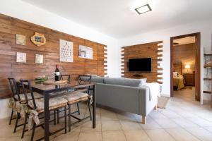een woonkamer met een bank en een tafel bij Villa La Quinta de Vals in Valsequillo
