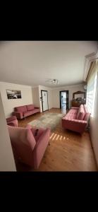 een grote woonkamer met roze banken in een kamer bij Elit semtte muhteşem konumda daire in Antalya