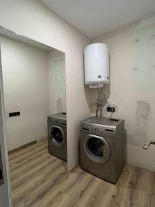 a laundry room with a washing machine and a dryer at Elit semtte muhteşem konumda daire in Antalya