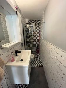 bagno con lavandino bianco e servizi igienici di Centeral Apartment a Kaş
