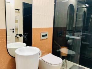 W łazience znajduje się toaleta, umywalka i prysznic. w obiekcie Joy City Stay Victoriei 7G-13 w mieście Timişoara