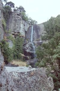 une cascade sur le côté d'une montagne rocheuse dans l'établissement Casa Rural El Sobraillo, à Villanueva de la Vera