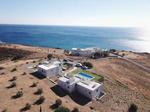 una vista aerea di una casa con l'oceano di Triopetra View 1 a Triopetra