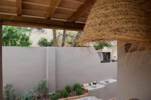 un patio con una pared blanca y una valla en Ca La Fesola en Palafrugell