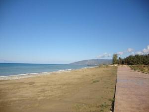 una spiaggia sabbiosa con l'oceano sullo sfondo di Villa 1 Sandy Beach Villas - Heated pool - Jacuzzi - Private Beach Area - Sea Views a Polis Chrysochous