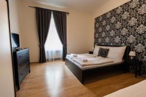 1 dormitorio con 1 cama, vestidor y ventana en Andel Centre SPIRIT, en Praga