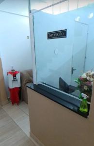 a fish tank in a room with a sign on it at Pousada 146 in Campos dos Goytacazes