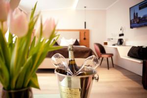 シュトラールズントにあるホテル シュヴァイツァー ホフのバケツに入ったシャンパン1本付きの客室です。