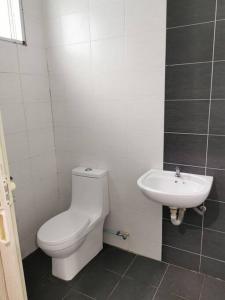 Ένα μπάνιο στο Emerald Villa Homestay Dungun +17 φωτογραφίες