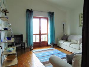 sala de estar con sofá y ventana en Casa Appenninia, en Albareto