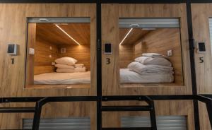 due specchi in una stanza con due letti di Expo capsule Hostel a Praga