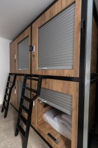 - un lit superposé avec une échelle et une fenêtre dans l'établissement Expo capsule Hostel, à Prague