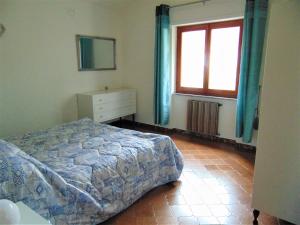 1 dormitorio con 1 cama, vestidor y ventana en Casa Appenninia, en Albareto