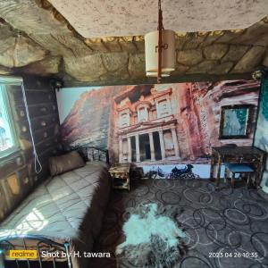 una camera con divano e un dipinto sul muro di Petra Dad Farm (PDF) a Umm Şawwānah