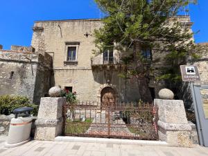 un viejo edificio con una puerta delante de él en Sicily one room beach apartment front Eolie islands, en Spadafora