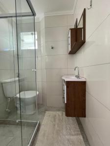 y baño con ducha, lavabo y aseo. en Apartamento Acolhedor e Bem Localizado, en Vila Velha