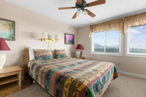 En eller flere senge i et værelse på Deer Ridge Mountain Resort D301 + 40 billeder