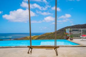 een schommel voor een zwembad bij Villa Manman Dlo Superbe villa, décoration unique, vue à couperle souffle, piscine privée in Le Marin