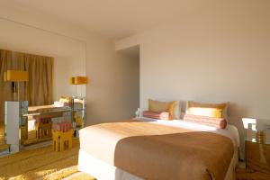 1 dormitorio con 1 cama y escritorio en una habitación en Apollo Palm Hotel en Atenas